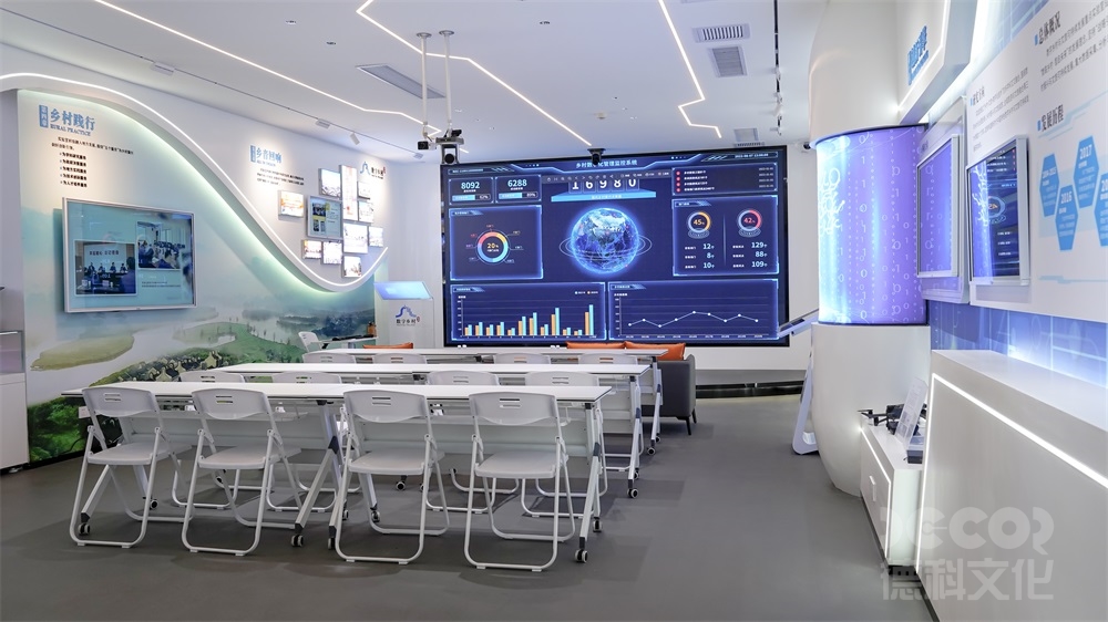 在科技展廳設(shè)計中，如何運用無人機技術(shù)來拍攝展覽照片和視頻