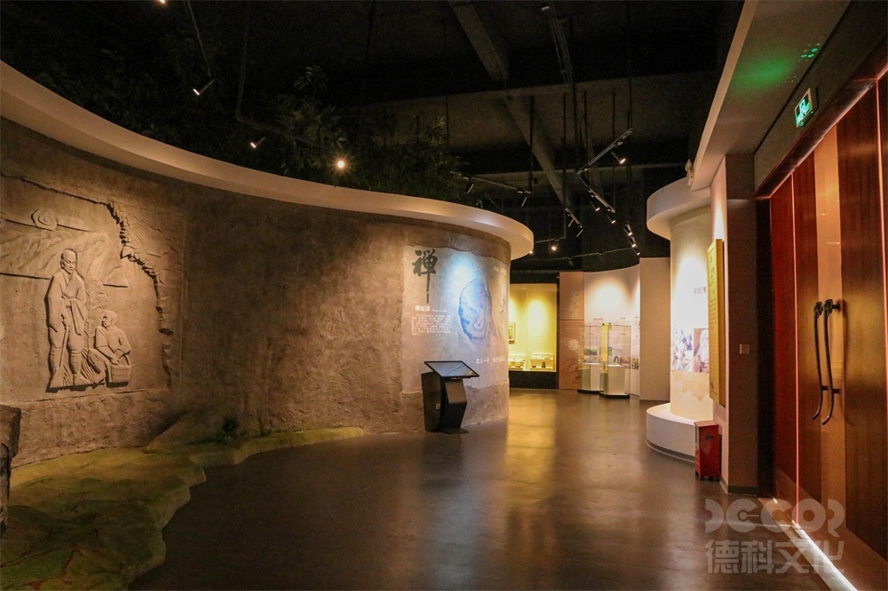 如何利用展覽館設計的空間布局和展示區(qū)域來提供觀眾的流暢參觀體驗？